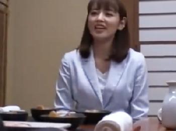 笑顔がチャーミングなお姉さんがご立派ペニスでピスられてアクメ→顔面射精