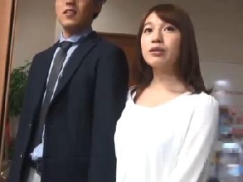 賞金に惑わされ混浴温泉で男性客の中出し精液を受け入れる美女