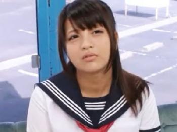 お淑やか顔の制服女子校生がマジックミラー号に連れ込まれて→当然のように性行為に発展