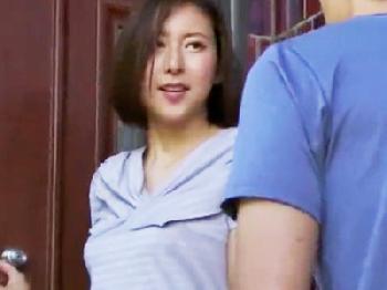 清楚な巨乳人妻が夫の居ぬ間に若い男を部屋に連れ込み膣射性交し放題