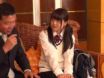 メガネの大人しそうな女子校生なのにSEXなると豹変→中年男を喜ばせる腰振り騎乗位