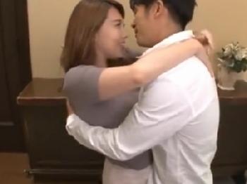 浮気相手と玄関でおっぱじめる不貞人妻の昼間の情事