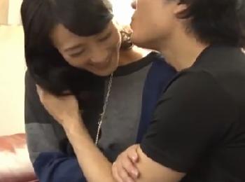 友人のママのオナニーを目撃してしまった童貞ボーイ!!思春期猿ペニスで死ぬほどピストンする肉体関係にW