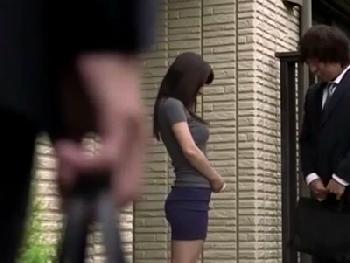 昼間から公然と不貞性交している妻が夫にバレて…夫の目の前で性行為することにW