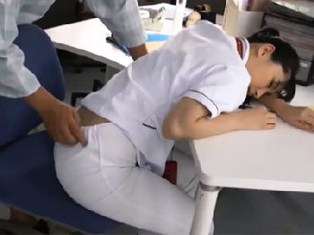 仕事疲れで眠っているナースを強引に犯して無慈悲な精液顔面射精