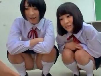 学校でエロ本読んでた男子を取り囲んで拘束責めする痴女女子校生