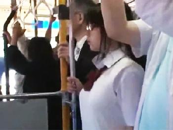 地味メガネ女子校生が通学バスでの痴漢によって2穴同時に姦通される衝撃映像