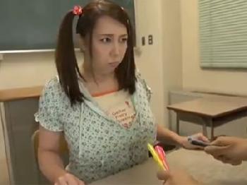 ツインテール女子コスに着替えた巨乳熟女が教室内で手コキ抜き