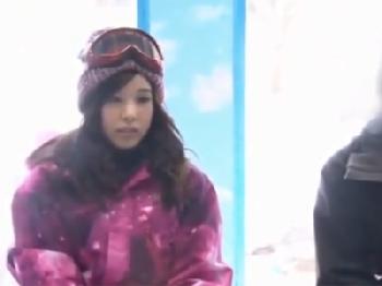 スキーをしに来ていた素人娘がマジックミラー号で友人とタブーな性行為