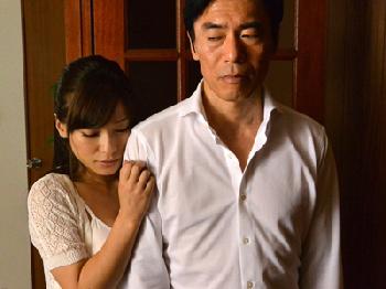 義兄に強引に犯されるも深みに夢中になっていく人妻