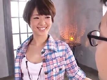 笑顔がステキなボーイッシュお姉さんの凄い性テクニックのフェラチオで悶絶する素人男