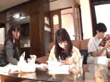 妹の友人が痴女誘惑→辛抱出来ずにリビングで膣射交尾決行!!