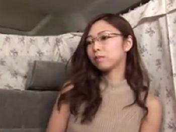 眼鏡の似合う素人人妻がホテルで夫以外の男のペニスで中出し托卵され絶頂