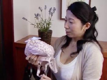 隣人のJカップ美魔女を自宅に連れ込み情熱的なSEX