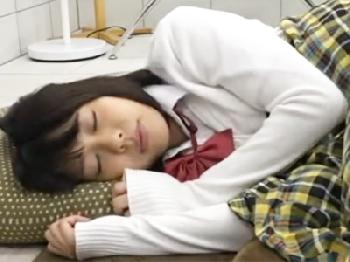 コタツの中で寝ていたら変態兄にイタズラされ中出しキメられた陰毛がない女子校生