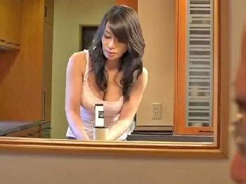 淫靡な女の香りが漂うミニスカートパンチラママが息子と肉親交尾