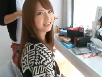 スレンダー美女の吉沢明歩のメイク中に突撃→畳み掛けるように挿入で精液顔面射精