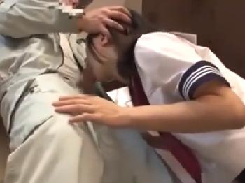 お留守番中のセーラー服女子校生の小さなお口に巨根ぶち込み正気を失わせて陰毛がないワレメに中出し