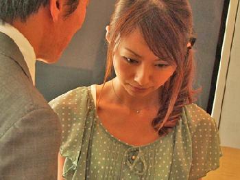 ギャンブルの賭けに負けて妻を売った甲斐性なし夫