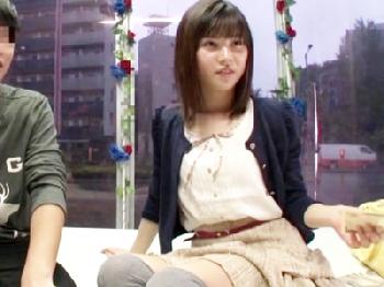 友人同士の男女がマジックミラー号で流されSEX