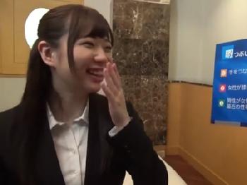 巨乳女性会社員が報酬に目が眩んで同僚と膣射交尾