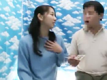 お金の誘惑に勝てず親子がゴムなし挿入→辛抱できず中出しハプニング