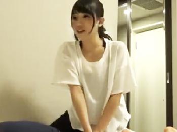 陰毛がないツインテール女子が悪徳マッサージ師の性的施術で痙攣しながら昇天