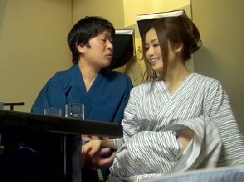 旅行中の熟女を夜這いして娘が隣で寝てるのにペニスぶち込む!!