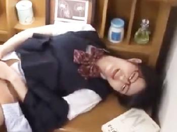 親がいない間に生徒を輪姦!!欲望のままに腰を打ちつける最低な家庭教師