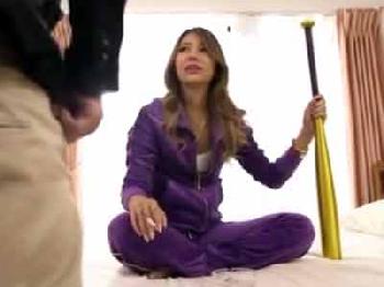 ひ弱男の巨根を挿入され不覚にも感じるヤンキーギャル