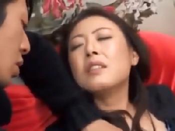 素人の熟女人妻に強引に避妊具未装着で膣内射精