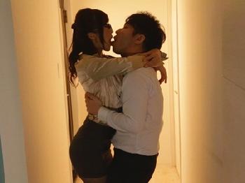 メガネのキャリアウーマンが見た目に合わないザーメン中出し