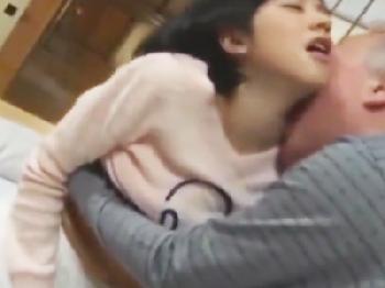 中年男性器で何度も子宮奥を突かれ気絶寸前な童顔娘