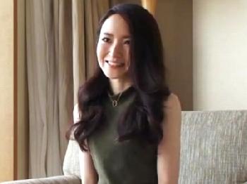 あまりの気持ち良さに自分から男優に纏わりつく変態素人さん