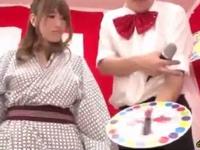 ツイスターゲーム中に肉棒を挿入される美少女