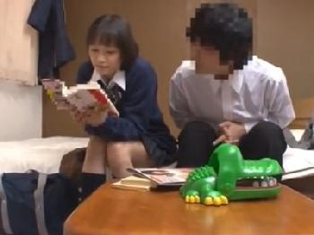 先輩女子校生に頼み込んで童貞卒業→ノリで子宮への直接射精までした結末