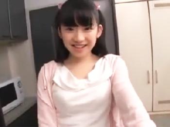 SEXをオネダリしてくる痴女娘とキッチンで密かにコンドーム未装着の近親性交