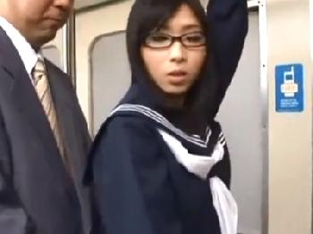 眼鏡女子女子校生が中年男に痴漢され悶絶!!