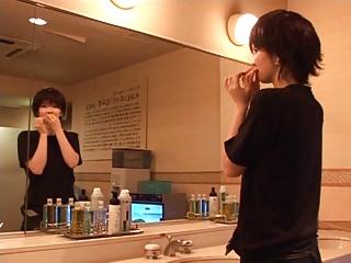 清楚な色白女子校生が巨根で激しくピストンされて眉間に皺を寄せながら恍惚絶頂