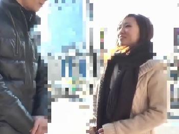 高級車ばかりが並ぶ住宅街でセレブ若妻GET→久しぶりの女扱いにホの字になって寝取られオメコ内射精