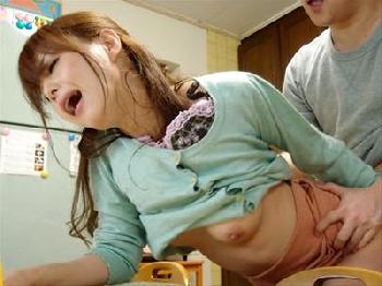 とても綺麗で清楚な兄嫁のSEXを盗撮したら態度が豹変!!甘く誘われて兄の横で浮気性交!!