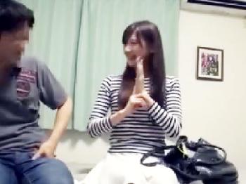 レズビアンカップルの間には見えないペニスたちが!!お互いに挿入に気づかない大乱交にW