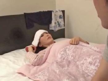 熱があって朦朧とする母親を看病SEXする息子