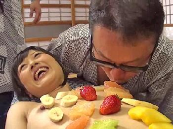 とても綺麗な巨乳女将たちがカラダを使って休まる暇のない密度の濃いおもてなしサービス