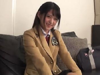 制服姿のアイドル級美少女が食べ頃女陰にがっつり股間の穴に直接射精されて着床
