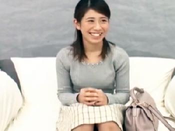 インタビュー中に前戯なしで唐突に挿入される素人娘W