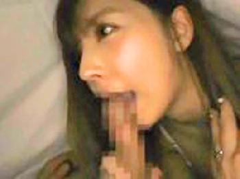 布団に完全に隠れて密かにセックスする男女