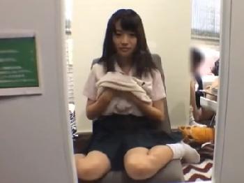 女子校生がいるリフレに突撃→裏オプハメ撮り