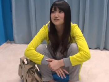 陸上部女子大生を言葉巧みに騙してゴムなし肉棒挿入成功