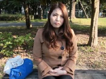 優等生そうな顔して本性は淫奔なお姉さんとプールで情熱的なSEX